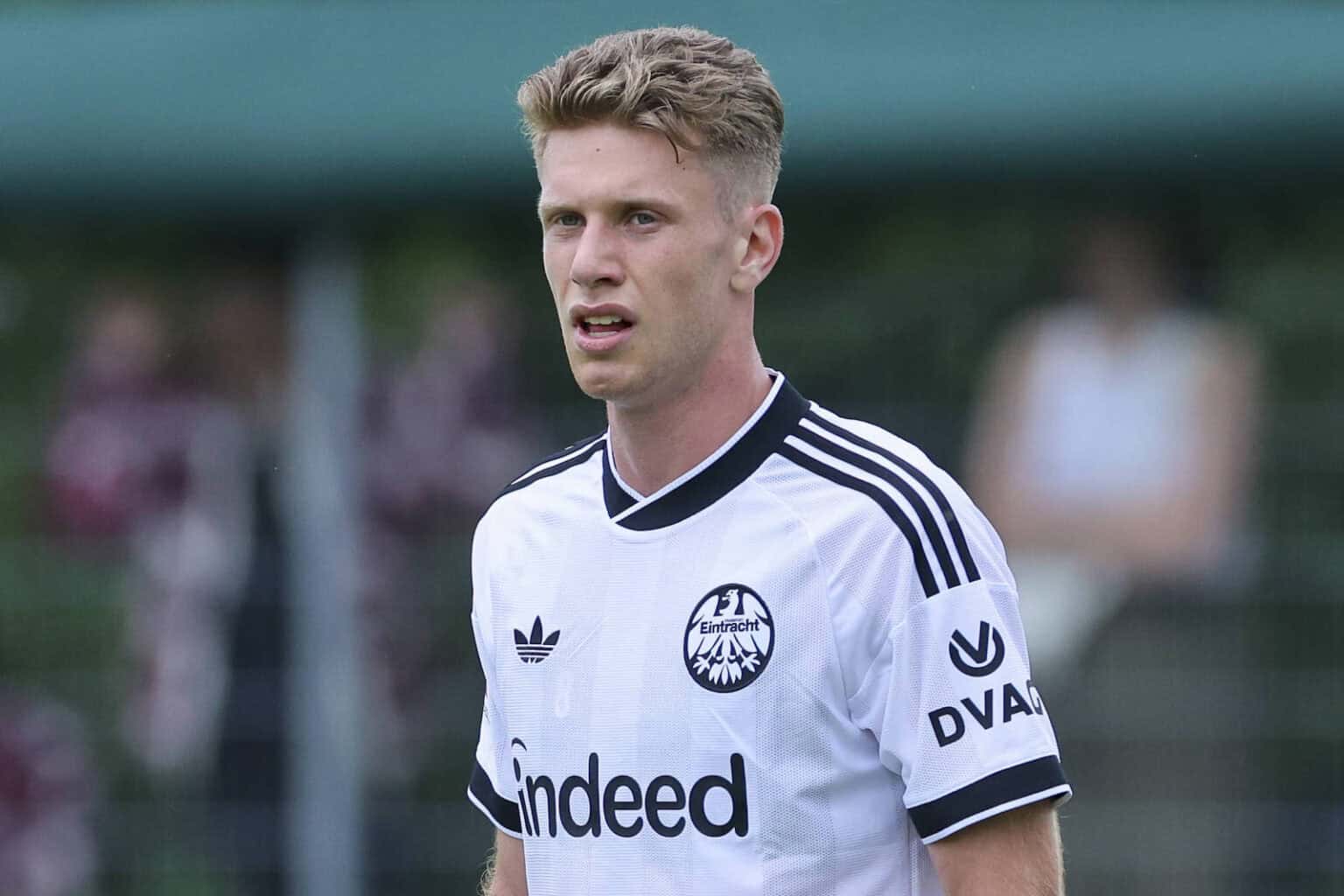 Elias Baum Eintracht Frankfurt schaut entt‰uscht waehrend des Freundschaftsspiels zwischen Trabzonspor und Eintracht Frankfurt, SAK-Sportanlage Nonntal am 26. July 2026 in Salzburg, ÷sterreich. Foto von Marco Steinbrenner/DeFodi Images Elias Baum Eintracht Frankfurt looks dejected during the Friendly match between Trabzonspor and Eintracht Frankfurt at SAK-Sportanlage Nonntal on July 26, 2026 in Salzburg, Austria. Photo by Marco Steinbrenner/DeFodi Images - *** Elias Baum of Eintracht Frankfurt looks disappointed during the friendly match between Trabzonspor and Eintracht Frankfurt, SAK Sportanlage Nonntal on July 26, 2026, in Salzburg, Austria. Photo by Marco Steinbrenner, DeFodi Images. Elias Baum of Eintracht Frankfurt looks dejected during the friendly match between Trabzonspor and Eintracht Frankfurt at SAK Sportanlage Nonntal on July 26, 2026 in Salzburg, Austria. Photo by Marco Steinbrenner, DeFodi Images