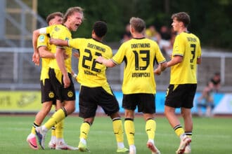 Freitag 14.08.2026, Saison 2026/27, 3. Spieltag der Regionalliga West in der Belkaw Arena Bergisch Gladbach, SV Bergisch Gladbach 09 - BVB 09 Borussia Dortmund II, Dortmunder Torjubel zum 2:1: Jesper Verlaat BVB II, Diego Ngambia Dzonga BVB II, Connor Krempicki BVB II und Finn Fuchs BVB II, v.l. *** Friday, August 14, 2026, 202627 season, Matchday 3 of the Regionalliga West at the Belkaw Arena in Bergisch Gladbach, SV Bergisch Gladbach 09 vs. BVB 09 Borussia Dortmund II Dortmund celebrates its 21 victoryJesper Verlaat BVB II, Diego Ngambia Dzonga BVB II, Connor Krempicki BVB II, and Finn Fuchs BVB II, from left to right