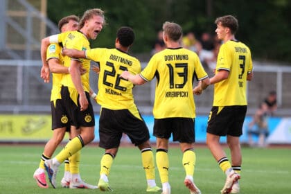 Freitag 14.08.2026, Saison 2026/27, 3. Spieltag der Regionalliga West in der Belkaw Arena Bergisch Gladbach, SV Bergisch Gladbach 09 - BVB 09 Borussia Dortmund II, Dortmunder Torjubel zum 2:1: Jesper Verlaat BVB II, Diego Ngambia Dzonga BVB II, Connor Krempicki BVB II und Finn Fuchs BVB II, v.l. *** Friday, August 14, 2026, 202627 season, Matchday 3 of the Regionalliga West at the Belkaw Arena in Bergisch Gladbach, SV Bergisch Gladbach 09 vs. BVB 09 Borussia Dortmund II Dortmund celebrates its 21 victoryJesper Verlaat BVB II, Diego Ngambia Dzonga BVB II, Connor Krempicki BVB II, and Finn Fuchs BVB II, from left to right