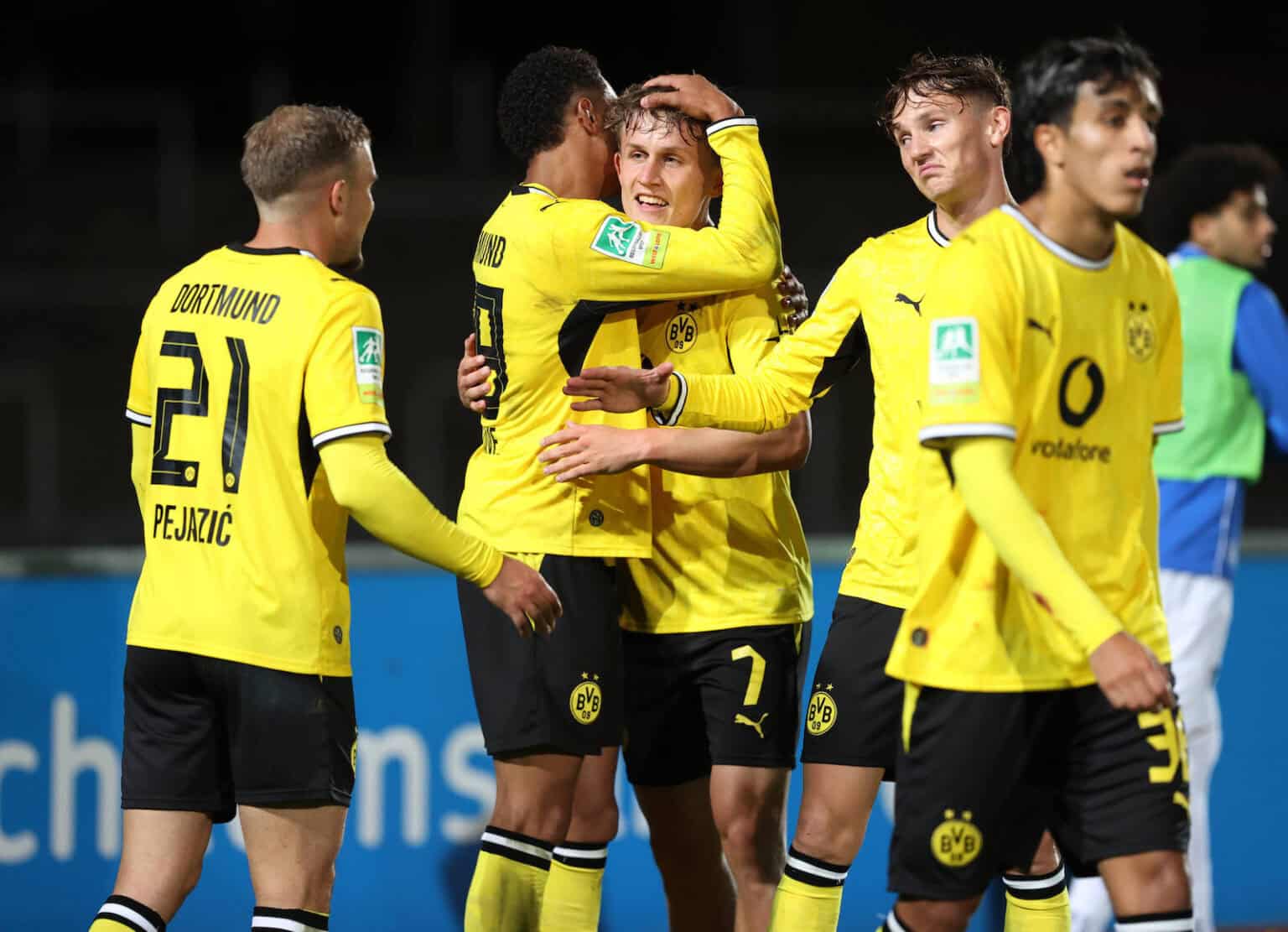 Mittwoch 16.09.2026, Saison 2026/27, Regionalliga West, 4. Spieltag im Stadion Rote Erde Dortmund, BVB Borussia Dortmund II - SV Westfalia Rhynern, Dortmunder Torjubel zum 2:0: Mario Pejazic BVB II, Kevin Mutove BVB II mit Tim Degener BVB II, Arne Wessels BVB II und Fadi Zarqelain BVB II, v.l. *** Wednesday, September 16, 2026, 202627 Season, Regionalliga West, Matchday 4 at Rote Erde Stadium in Dortmund, BVB Borussia Dortmund II vs. SV Westfalia Rhynern, Dortmund fans celebrating the 20 goal by Mario Pejazic BVB II, Kevin Mutove BVB II with Tim Degener BVB II, Arne Wessels BVB II, and Fadi Zarqelain BVB II, from left to right