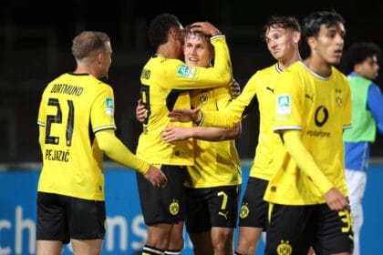 Mittwoch 16.09.2026, Saison 2026/27, Regionalliga West, 4. Spieltag im Stadion Rote Erde Dortmund, BVB Borussia Dortmund II - SV Westfalia Rhynern, Dortmunder Torjubel zum 2:0: Mario Pejazic BVB II, Kevin Mutove BVB II mit Tim Degener BVB II, Arne Wessels BVB II und Fadi Zarqelain BVB II, v.l. *** Wednesday, September 16, 2026, 202627 Season, Regionalliga West, Matchday 4 at Rote Erde Stadium in Dortmund, BVB Borussia Dortmund II vs. SV Westfalia Rhynern, Dortmund fans celebrating the 20 goal by Mario Pejazic BVB II, Kevin Mutove BVB II with Tim Degener BVB II, Arne Wessels BVB II, and Fadi Zarqelain BVB II, from left to right