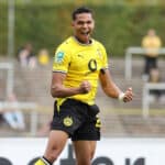 Samstag 26.09.2026, Saison 2026/27, Regionalliga West, 10. Spieltag im Stadion Rote Erde Dortmund, BVB Borussia Dortmund II - 1. FC Bocholt, Dortmunder Torjubel zum 4:2: Torsch¸tze Kevin Mutove BVB II *** Saturday, September 26, 2026, 202627 season, Regionalliga West, Matchday 10 at Rote Erde Stadium in Dortmund, BVB Borussia Dortmund II vs. 1 FC Bocholt, Dortmund fans celebrate the 42 goal scored by Kevin Mutove of BVB II