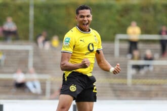 Samstag 26.09.2026, Saison 2026/27, Regionalliga West, 10. Spieltag im Stadion Rote Erde Dortmund, BVB Borussia Dortmund II - 1. FC Bocholt, Dortmunder Torjubel zum 4:2: Torsch¸tze Kevin Mutove BVB II *** Saturday, September 26, 2026, 202627 season, Regionalliga West, Matchday 10 at Rote Erde Stadium in Dortmund, BVB Borussia Dortmund II vs. 1 FC Bocholt, Dortmund fans celebrate the 42 goal scored by Kevin Mutove of BVB II