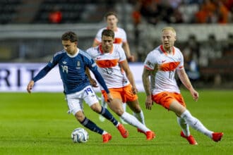 THESSALONIKI - l-r Griekenland forward Konstantinos Karetsas, Nederland defender Micky van de Ven and Nederland forward Mexx Meerdink during the UEFA Nations League match between Griekenland and Nederland at Toumba Stadion on 1 October 2026 in Thessaloniki, Griekenland. Photo by DeFodi Images - *** THESSALONIKI l Greek forward Konstantinos Karetsas, Dutch defender Micky van de Ven, and Dutch forward Mexx Meerdink during the UEFA Nations League match between Greece and the Netherlands at Toumba Stadium on October 1, 2026, in Thessaloniki, Greece. Photo by DeFodi Images